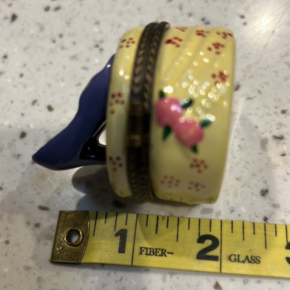 Hinged trinket box purple high heel shoe with embossed roses - Picture 10 of 10